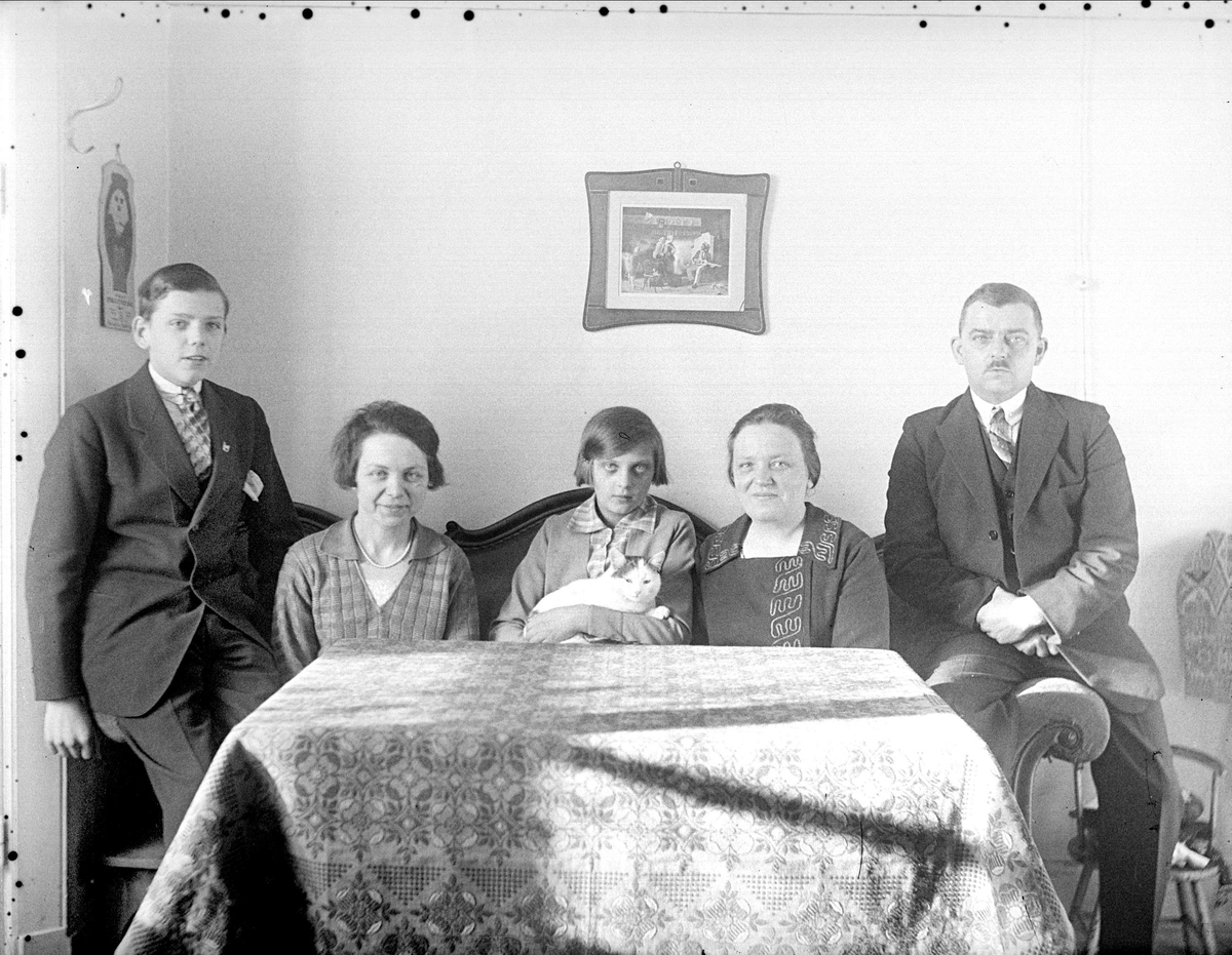 Familjen Hoppe i hemmet i Basarbo på Mältargatan 8, nuvarande Siktargatan 7, Uppsala