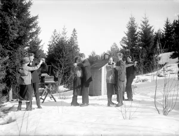 Karin och Gösta Krantz med vänner dansar, Uppland