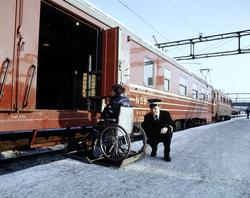 Østbanestasjonen, plattform, vogn, menn, konduktør, rullesto