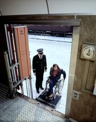 Østbanestasjonen, plattform, vogn, menn, konduktør, rullesto