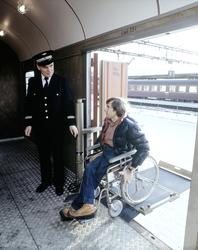 Østbanestasjonen, plattform, vogn, menn, konduktør, rullesto