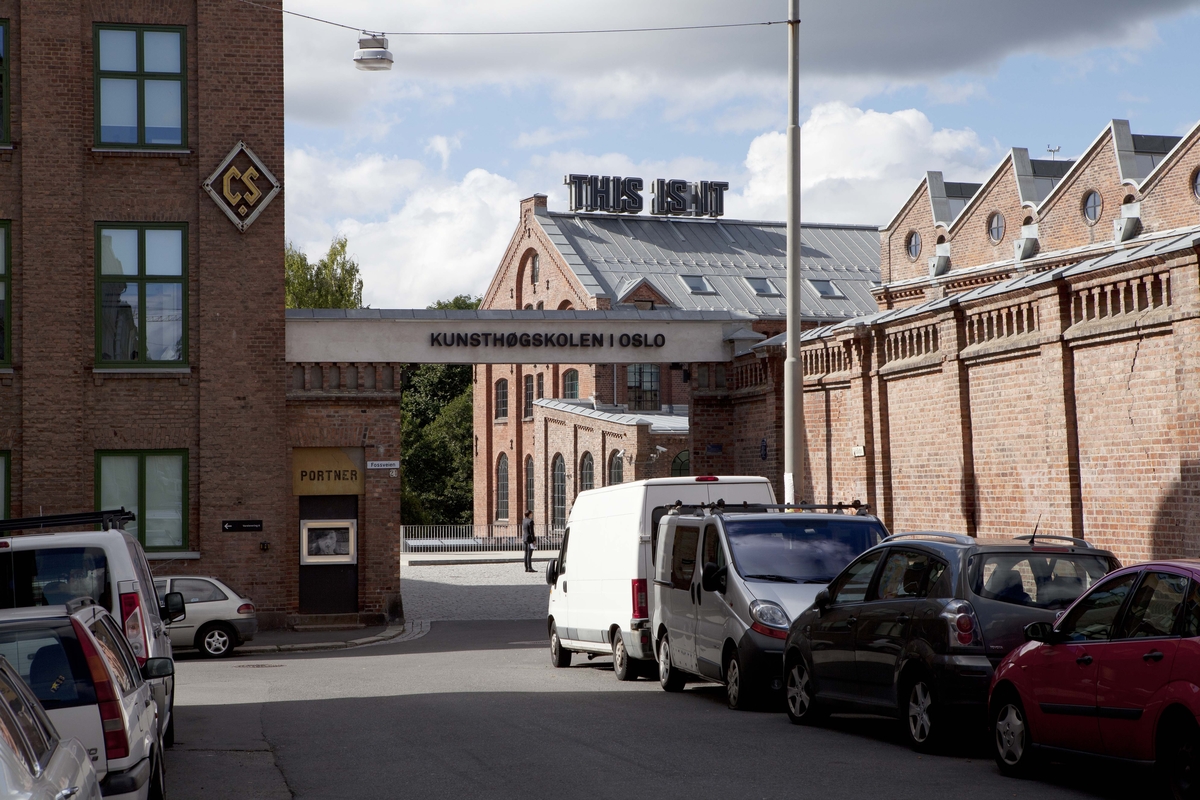 Teksten, med sin ubestemmelighet og sin nesten Becketske alliterasjon, får en eksistensiell kvalitet når den nå plasseres utenfor sin opprinnelige kontekst og inn i et hverdagslig byrom. Det er noe melankolsk, men samtidig humoristisk over teksten og man kan nesten føle at man etter "This Is It" selv vil føye til "is that all there is ?". Plasseringen på Kunsthøgskolen er også et lite nikk til hvordan man i en slik skolesituasjon kan føle at "nå gjelder det". Skiltet vil føye seg inn i et formspråk vi kjenner fra eldre reklameskilt i det offentlige rom, men siden teksten er såpass åpen og sirkulær vil det være tydelig at det her er snakk om noe mer og at man selv vil måtte lete etter meningen.