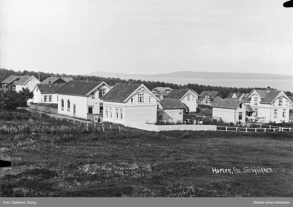 Horten fra Sørbyløkka, som ble bygd ca. 1905, flere 1 1/2 etasjes trehus.