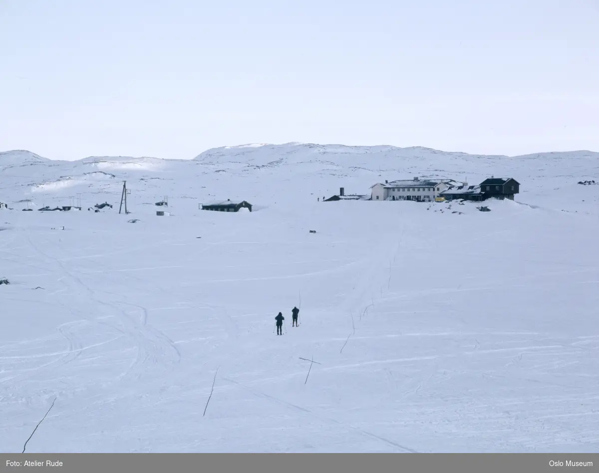 utsikt, fjell, snø, skiløpere, hotell