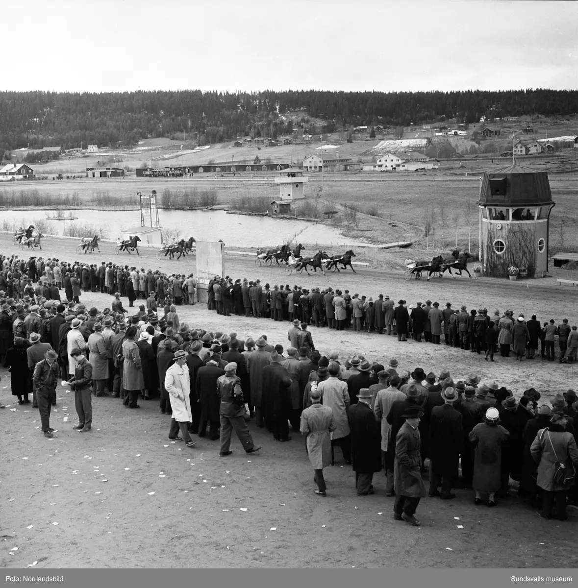 Vårtävlingar på Bergsåkers travbana 1957. Lagerkrans blev det  för vinnarekipaget Märta Rappson & Sören Nordin.