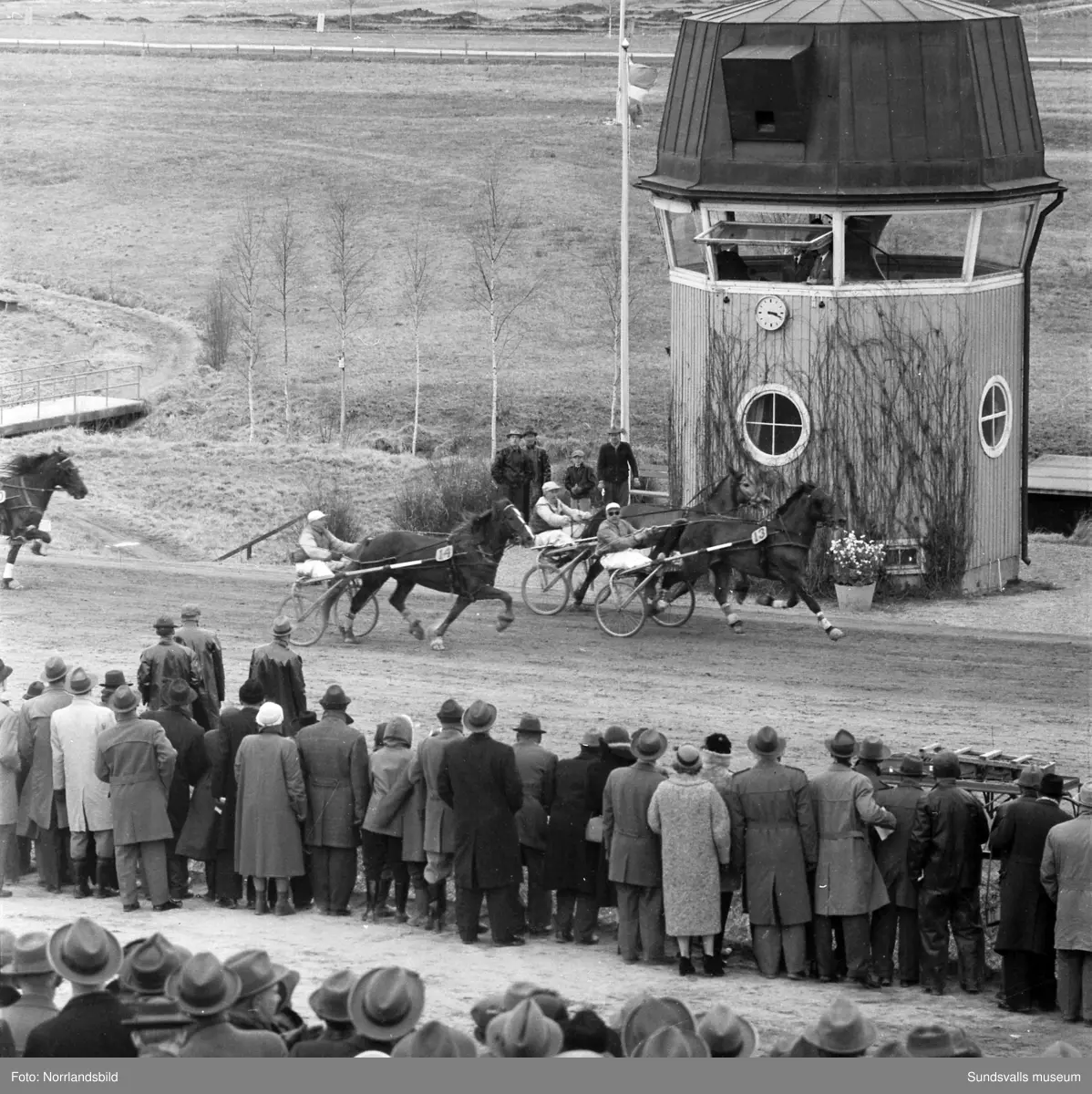 Vårtävlingar på Bergsåkers travbana 1957. Lagerkrans blev det  för vinnarekipaget Märta Rappson & Sören Nordin.