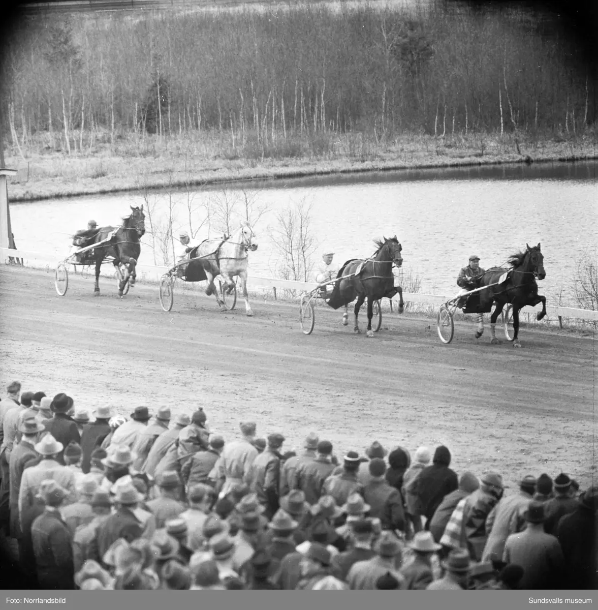 Vårtävlingar på Bergsåkers travbana 1957. Lagerkrans blev det  för vinnarekipaget Märta Rappson & Sören Nordin.