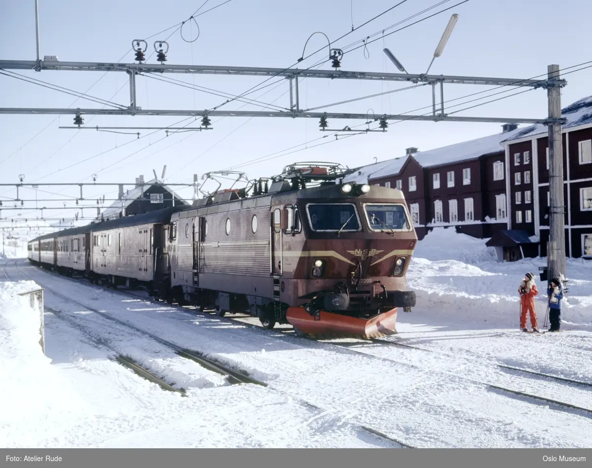 Finse jernbanestasjon, togsett, snø