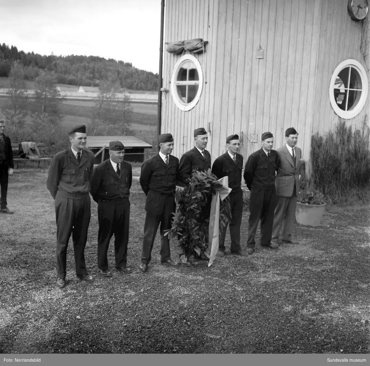 Svensk-Norska Kallblodslandskampen på Bergsåkerstravet 1959. Defileringen inleddes med förridare från Sundsvalls Ridklubb.