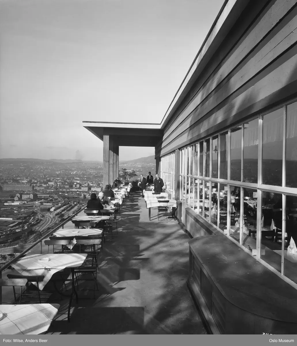 Ekebergrestauranten, terrasse, friluftsrestaurant, gjester, servitører, utsikt, jernbane