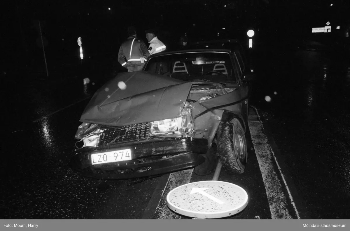 Bilolycka vid Ikeamotet i Kållered, år 1985. "En signalreglerad korsning skulle behövas vid Ikeamotet. Här en bild från en olycka i veckan."

För mer information om bilden se under tilläggsinformation.
