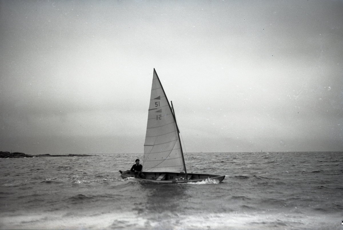 Seilbåter i regatta. Erling Kristofersen i Oslojolla Hobbyliten i 1937, her med sin opprinnelige luggerrigg.