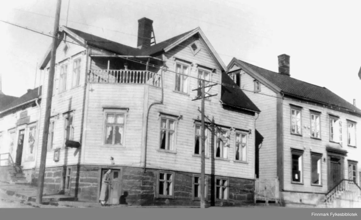 Kildahl Olsens gård og Bokhandel og Vadsø Sparebank på krysset av Tollbodgaten og Havnegaten.