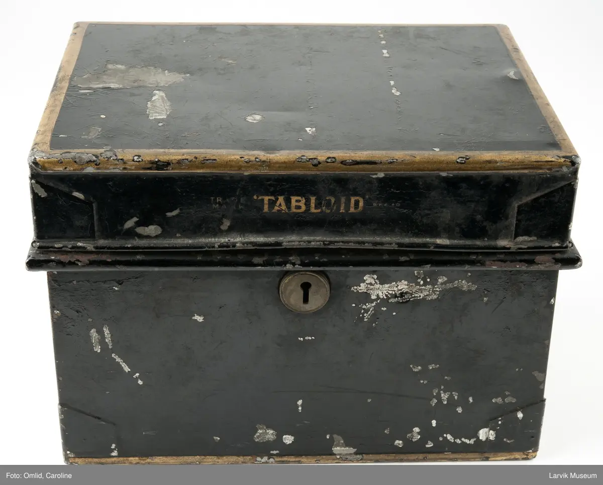 Sort metallskrin med diverse førstehjelpsutstyr. Et brev fra Oscar Wisting følger med:
"Dette medicinskrin har medfulgt Roald Amundsen påå hans ekspeditioner med "Fram" og "Maud". Jeg havde kapteinens ordre til at passe særlig omhyggelig paa dette skrin, hvis nøkkel han altid bar paa seg.
Horten, den 14de mars 1929
Ærbødigst
Oscar Wisting.

Gave til Larvik Sjøfartsmuseum fra Oscar Wisting 1929.