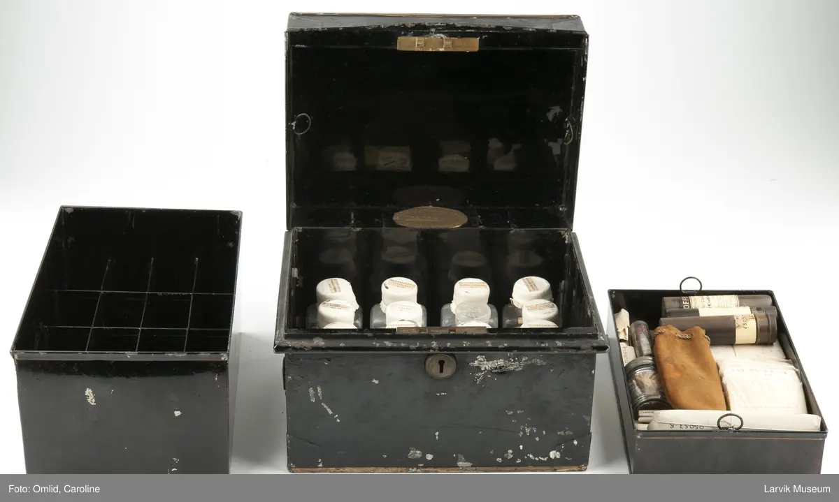 Sort metallskrin med diverse førstehjelpsutstyr. Et brev fra Oscar Wisting følger med:
"Dette medicinskrin har medfulgt Roald Amundsen påå hans ekspeditioner med "Fram" og "Maud". Jeg havde kapteinens ordre til at passe særlig omhyggelig paa dette skrin, hvis nøkkel han altid bar paa seg.
Horten, den 14de mars 1929
Ærbødigst
Oscar Wisting.

Gave til Larvik Sjøfartsmuseum fra Oscar Wisting 1929.