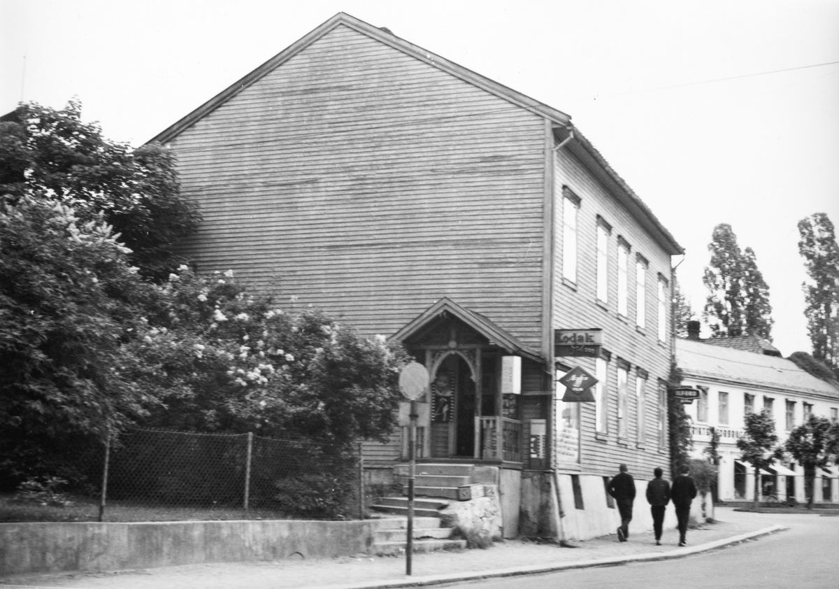 Hamar, Stangevegen 4, Fotoforretning og fotostudio til Foto K. K.  - Lars Kornberg og Kjell Arne Kjeldsen, (overtok etter fotogtaf Christian Grundseth) Kodak og Agfa reklame