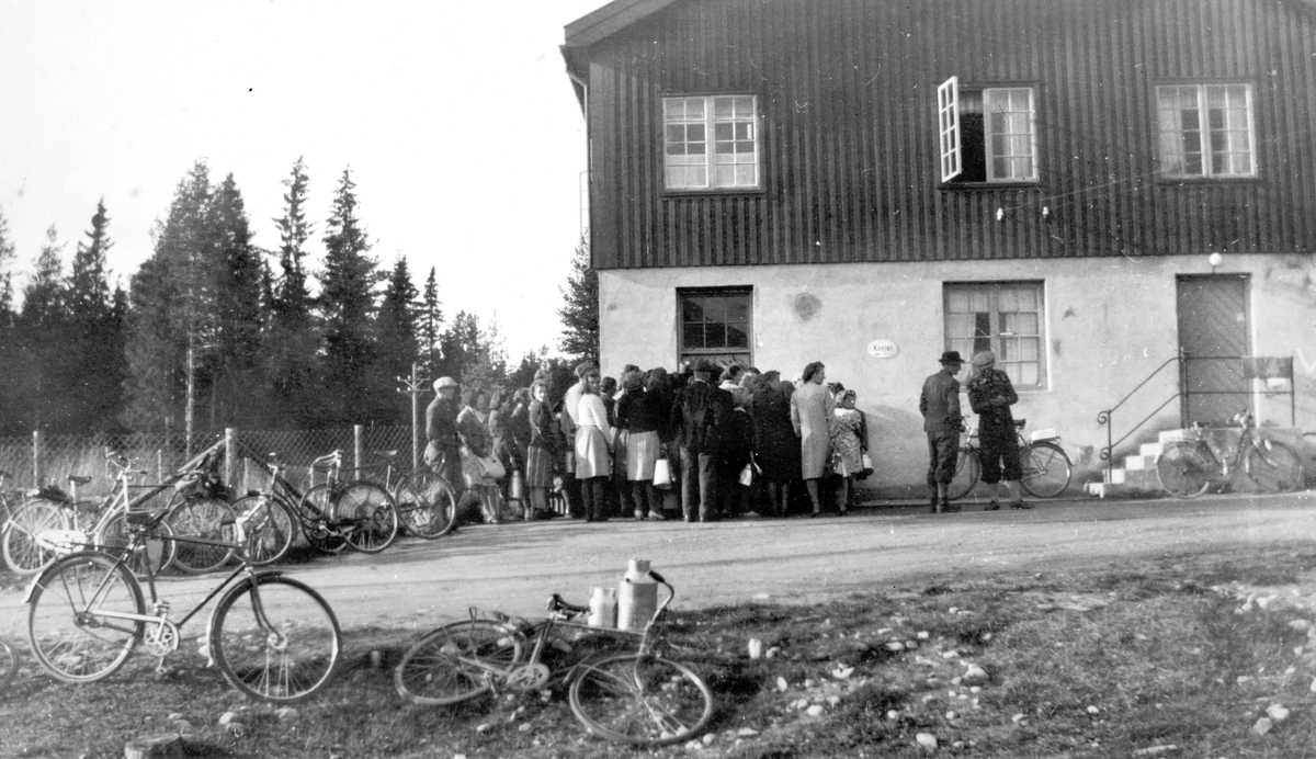 Nybergsund, rasjoneringskø, 2.verdenskrig. "Kjernemelk-kø" 1942.
Nybergsund meieri, sykler.