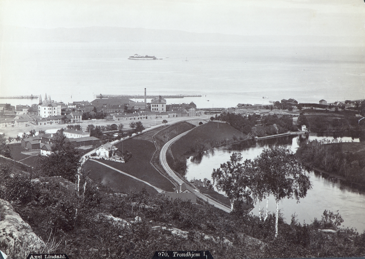 Trondheim. 970 Trondhjem l. Utsikt, Nidelva, Ila, Munkholmen, Trondheimsfjorden.