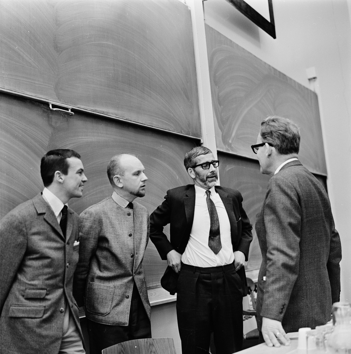 "Vården av den psykiskt sjuke i dag" - debattörerna Clarence Crafoord, Lars Kebbon, Klas Güettler och Torsten S:son Frey i sal IX, Universitetshuset