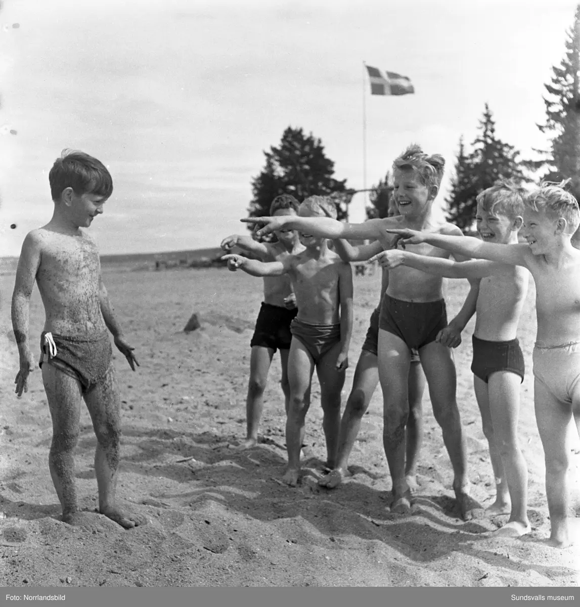 Bad, lek och solbad på Fläsians badplats.