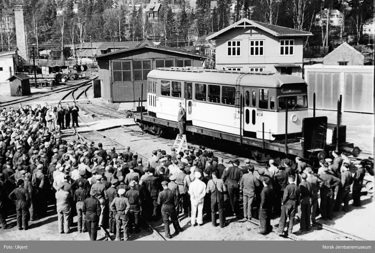 Ny sporvogn nr. 10 til Trondheim Sporvei opplastet på godsvogn ved levering i 1957