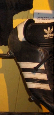 Sorte med hvite striper.