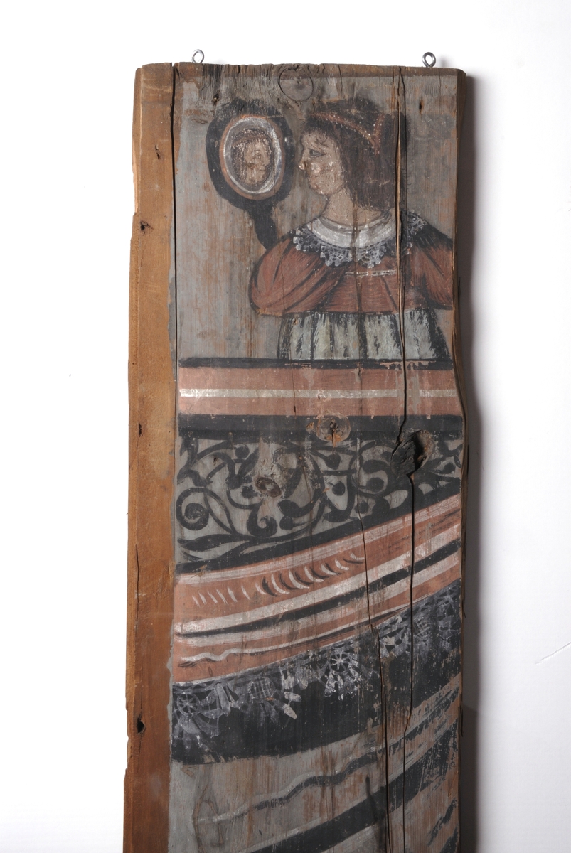 Dekorert panelbord fra Husebyloftet på Huseby gård i Stange. Dekorert med framstilling av 3 ulike sanser på øvre del av panelbordene. Under disse draperier. Malt i limfargeteknikk.