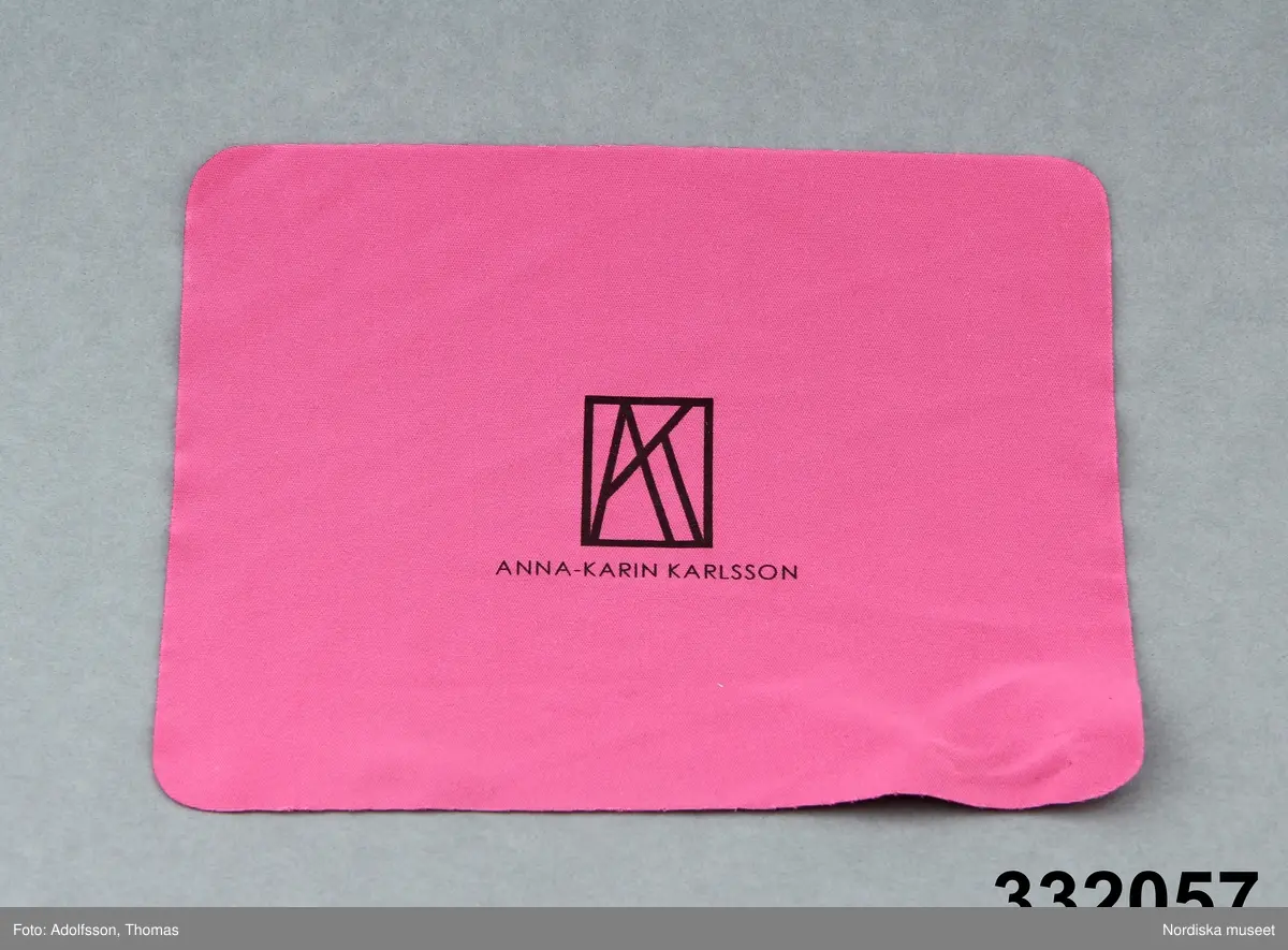 Putsduk by Karlsson, Anna-Karin History Från Företaget Anna-Karin Karlssons hemsida, hämtat 2014-10-13 ""Swedish eyewear designer Anna-Karin Karlsson's name is one to remember, she designs the most exclusive and unique sunglasses available. My No. 1 choice for eyewear couture." Martina Bonnier, Fashion Director DV Magazine Anna-Karin Karlsson was thrown into the highest end of eyewear fashion at 19 after finishing her acting/art degree when she landed a job in the oldest and one of the most renowned opticians in London. Her fascination for sunglasses started as a child when a friend's mother returned from Florida equipped with 80's glamour. But it wasn't until she tried on a pair of Christian Roth sunglasses that this fascination developed into a true passion. She quickly advanced in the Old Bond street practise and dispensed and designed eyewear for Sultans, Princesses, Kings, Lords, Dukes, Fashionistas - and mere mortals. The men who had their bespoke suits made up on nearby Saville Row would come to the practice to have matching eyewear custom made. The Anna Molinari girls would shop for sunglasses to fit their new outfit. Karlsson was soon working the trade and fashion shows, setting fashions for the fashion forward and learning from the best. Meanwhile, she grew ever more fascinated with the dark and the grime of the UK underground music scene. Music was a huge part of her life; while signed to independent music labels, Karlsson would write music in the evenings and record whenever she had a free hour. It was from this swirl of music, art, and acting that Anna-Karin's unique vision and style was