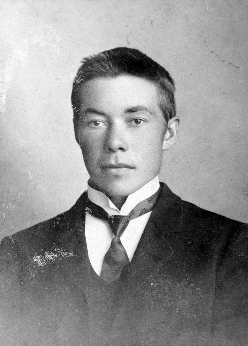 Johan Olsen 1889-1971. Gift med Lina Augustsen 1888-1948.