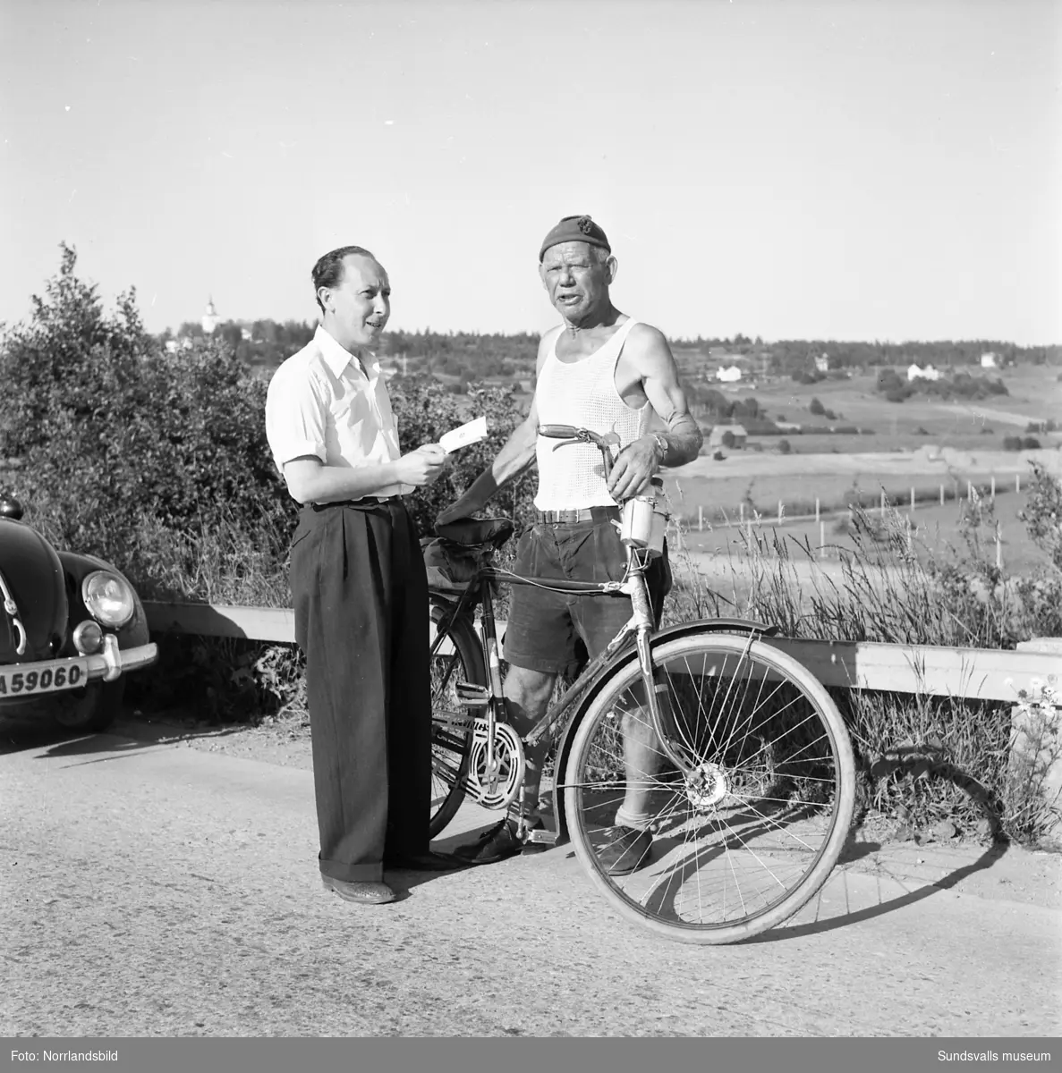 "Stålfädernas" Sverigelopp. Stålfarfar Gustaf Håkansson är med och skriver autografer.