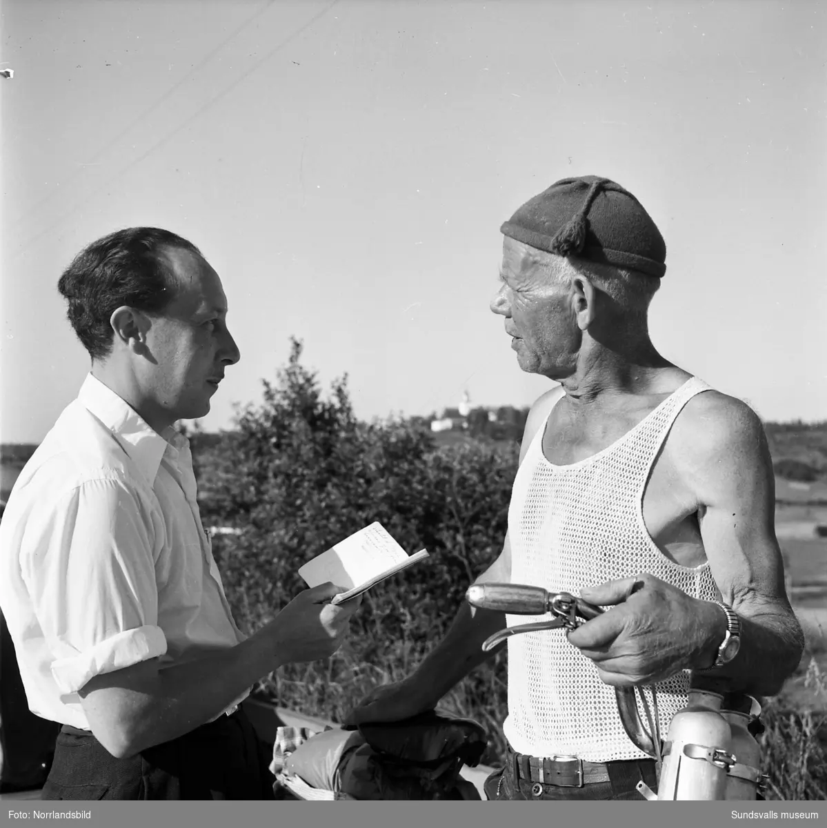 "Stålfädernas" Sverigelopp. Stålfarfar Gustaf Håkansson är med och skriver autografer.