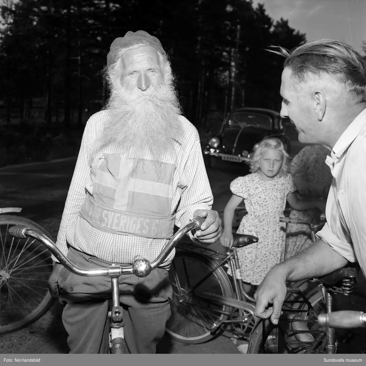 "Stålfädernas" Sverigelopp. Stålfarfar Gustaf Håkansson är med och skriver autografer.