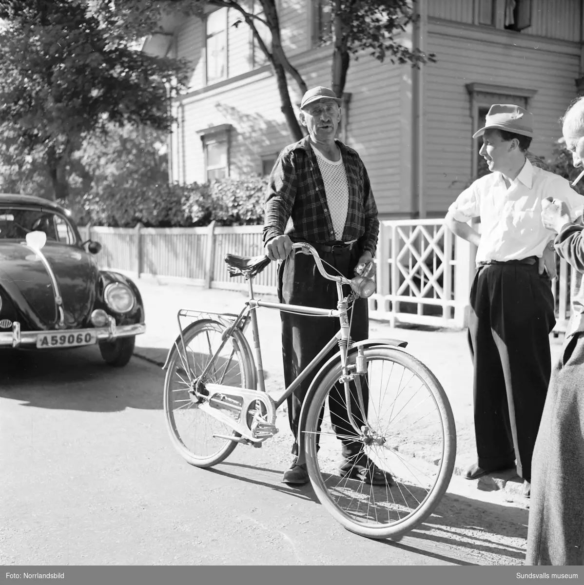 "Stålfädernas" Sverigelopp. Stålfarfar Gustaf Håkansson är med och skriver autografer.