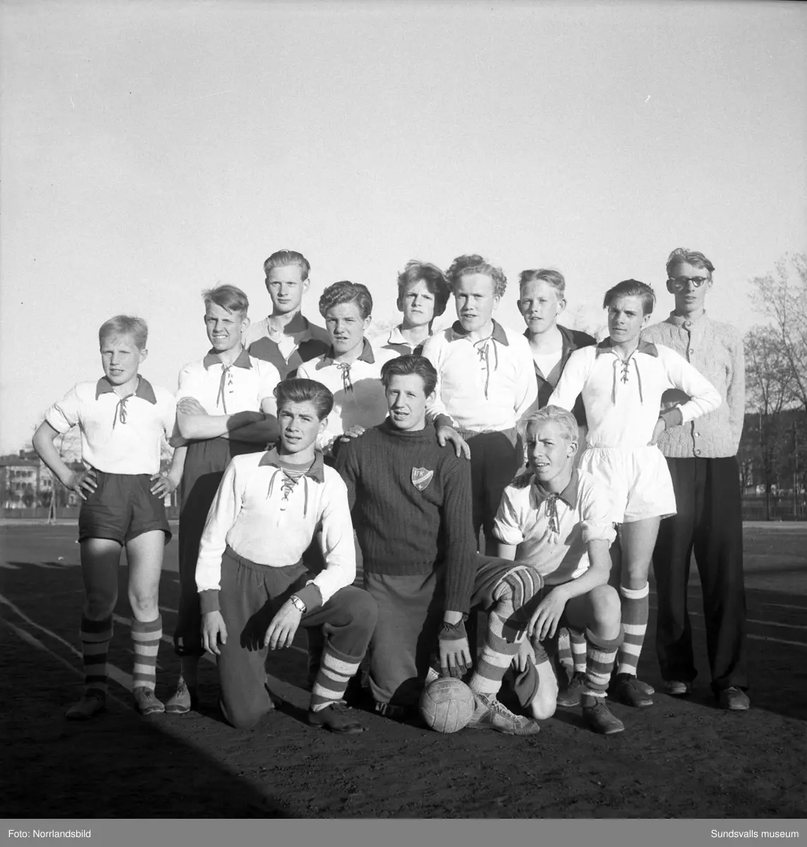 Pojkfotboll på västra plan, Åkersvik. Lagbilder och spelbilder. Ett av lagen är IFK Sundsvall.