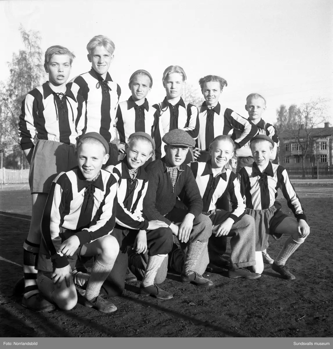 Pojkfotboll på västra plan, Åkersvik. Lagbilder och spelbilder. Ett av lagen är IFK Sundsvall.