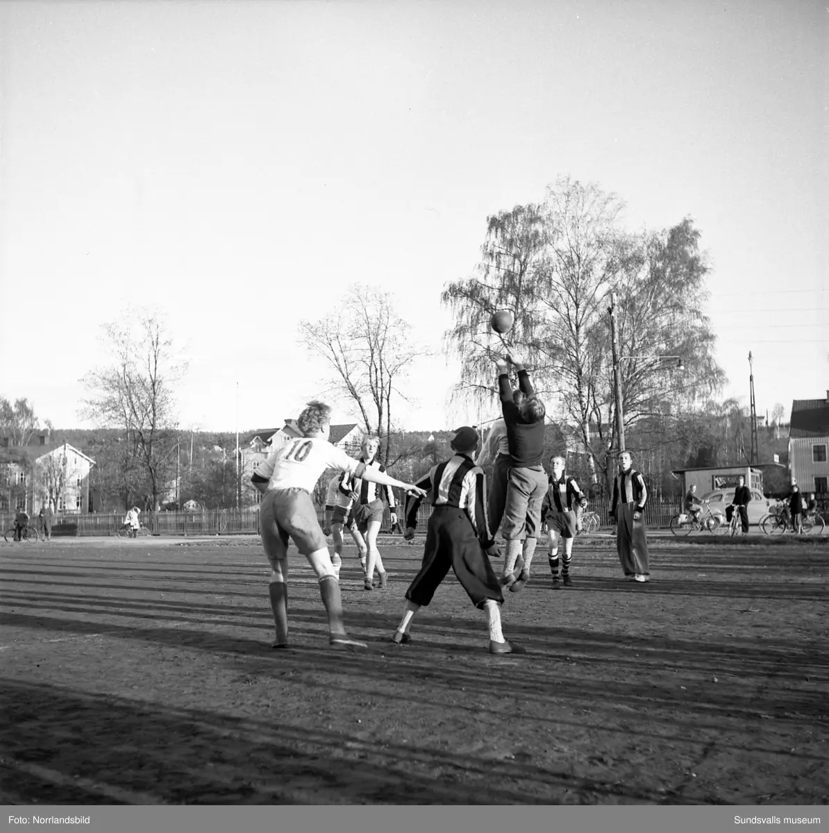 Pojkfotboll på västra plan, Åkersvik. Lagbilder och spelbilder. Ett av lagen är IFK Sundsvall.