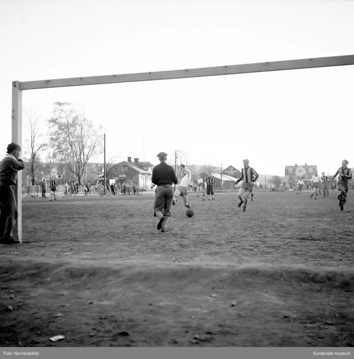 Pojkfotboll på västra plan, Åkersvik. Lagbilder och spelbilder. Ett av lagen är IFK Sundsvall.