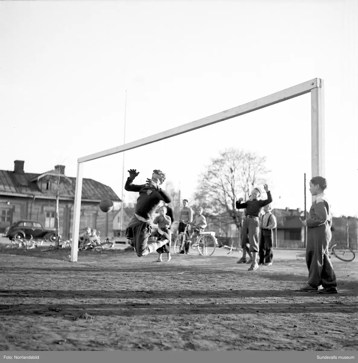 Pojkfotboll på västra plan, Åkersvik. Lagbilder och spelbilder. Ett av lagen är IFK Sundsvall.