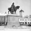 Krans lagd vid dubbelstatyns sockel på Kungstorget, Uddevalla, i februari 1958