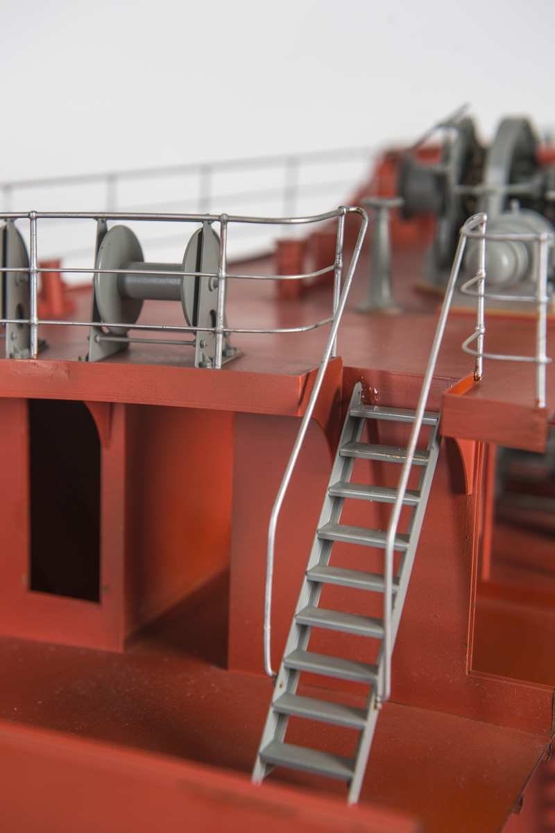 Modell av förskepp, från förstäv till mitten av l:ans lucka, byggd av metall, styrbords sida borttagen, visande konstruktionen med bottenstockar, spant, tanktak, skott och däck. Helt rödmålad. På backen gråmålat ankarspel och wirerullar. Under backen stor wirerulle. Två svarta ankare, stuvade i kättingbox.