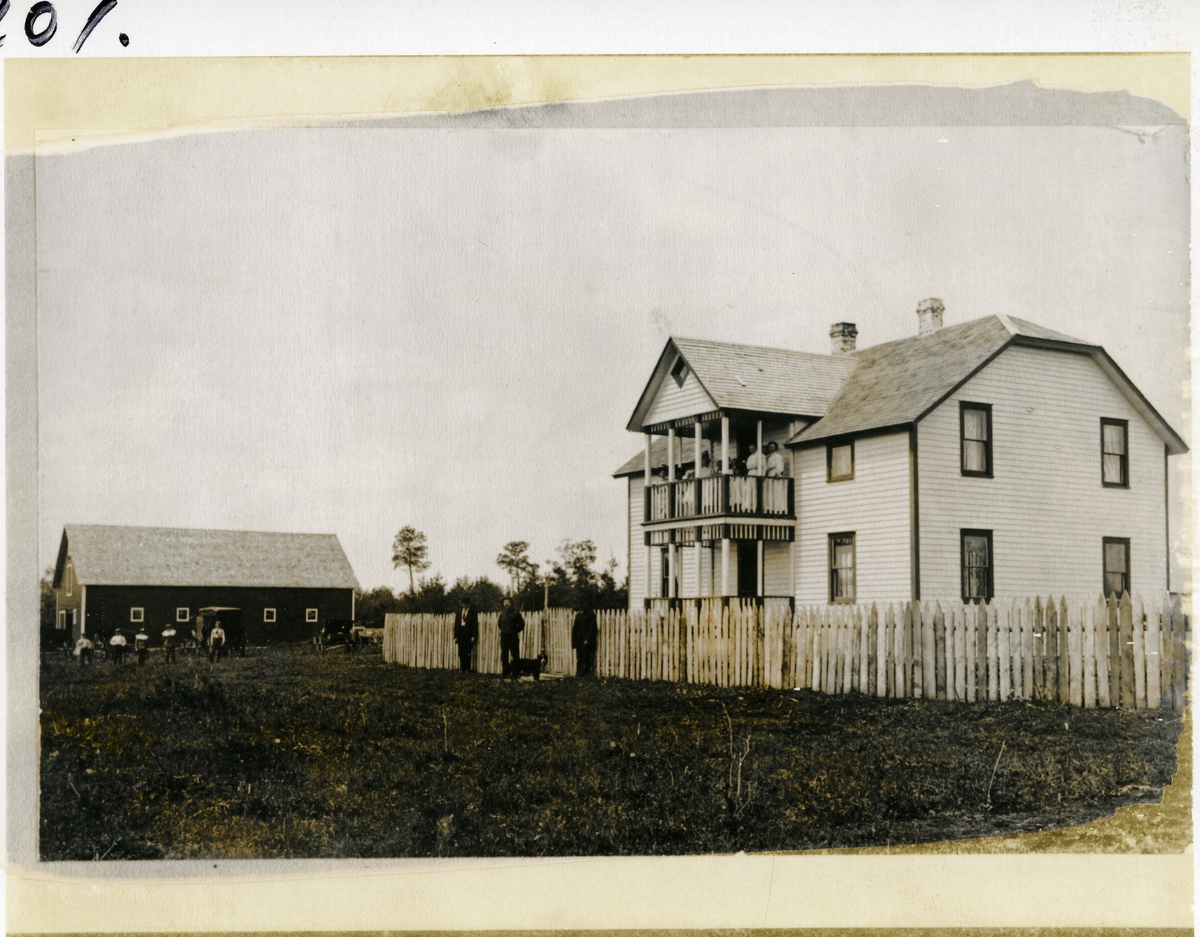 Farmhus og låve i Decorah, USA. Dette er farmen til Torstein Rogne, født 1848, gift med Marit Fystro, Røn. Han var fast skribent i Decorah-posten, og har gitt ut to diktsamlinger. Reiste til Amerika i 1860-årene.