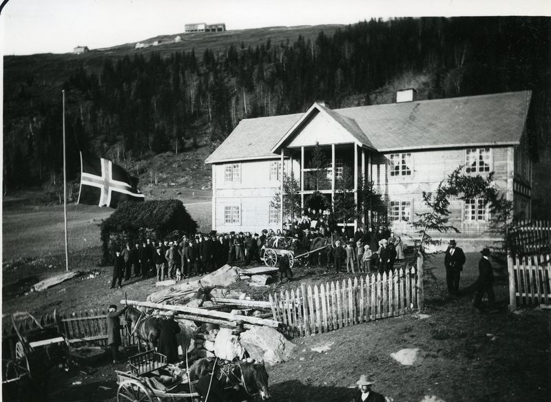 Gravferd på Viste, Røn i Vestre Slidre. Barhytte og det norske flagget uten unionsmerket.
