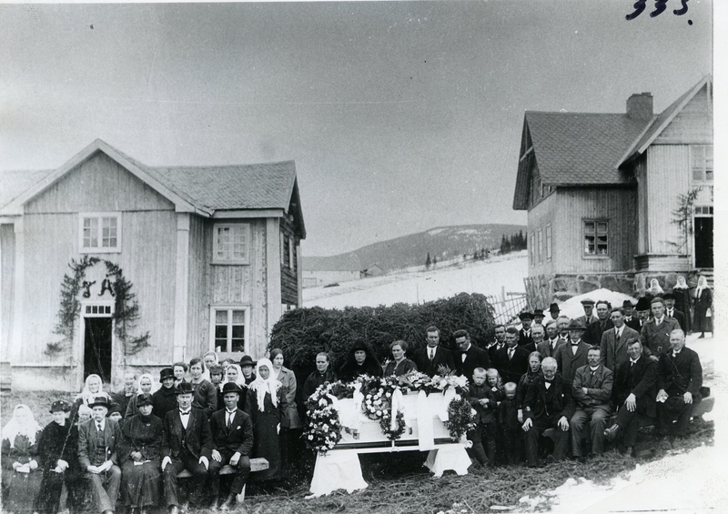 Gravferd på Åstad i Vestre Slidre. Bildet tatt rundt 1925.