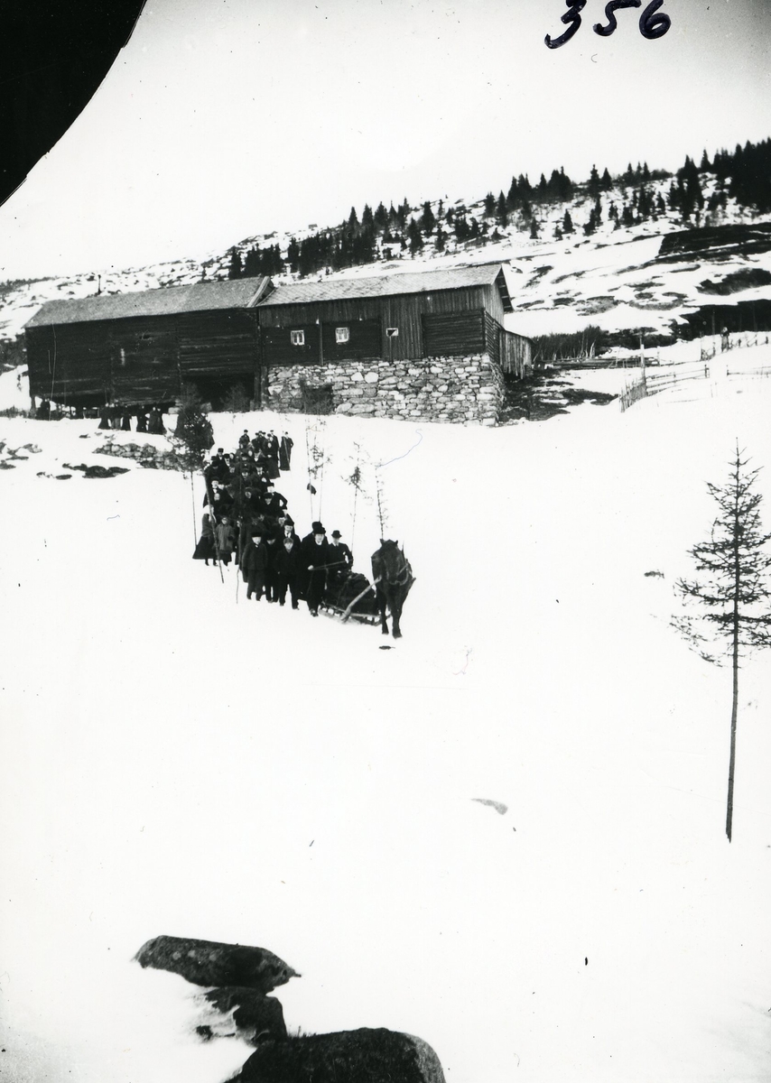 Gravferdsfølge på Fystro i begynnelsen av 1900-tallet. Kista fraktes med hest og slede.