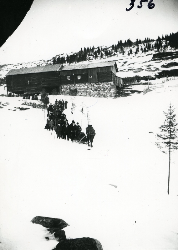 Gravferdsfølge på Fystro i begynnelsen av 1900-tallet. Kista fraktes med hest og slede.