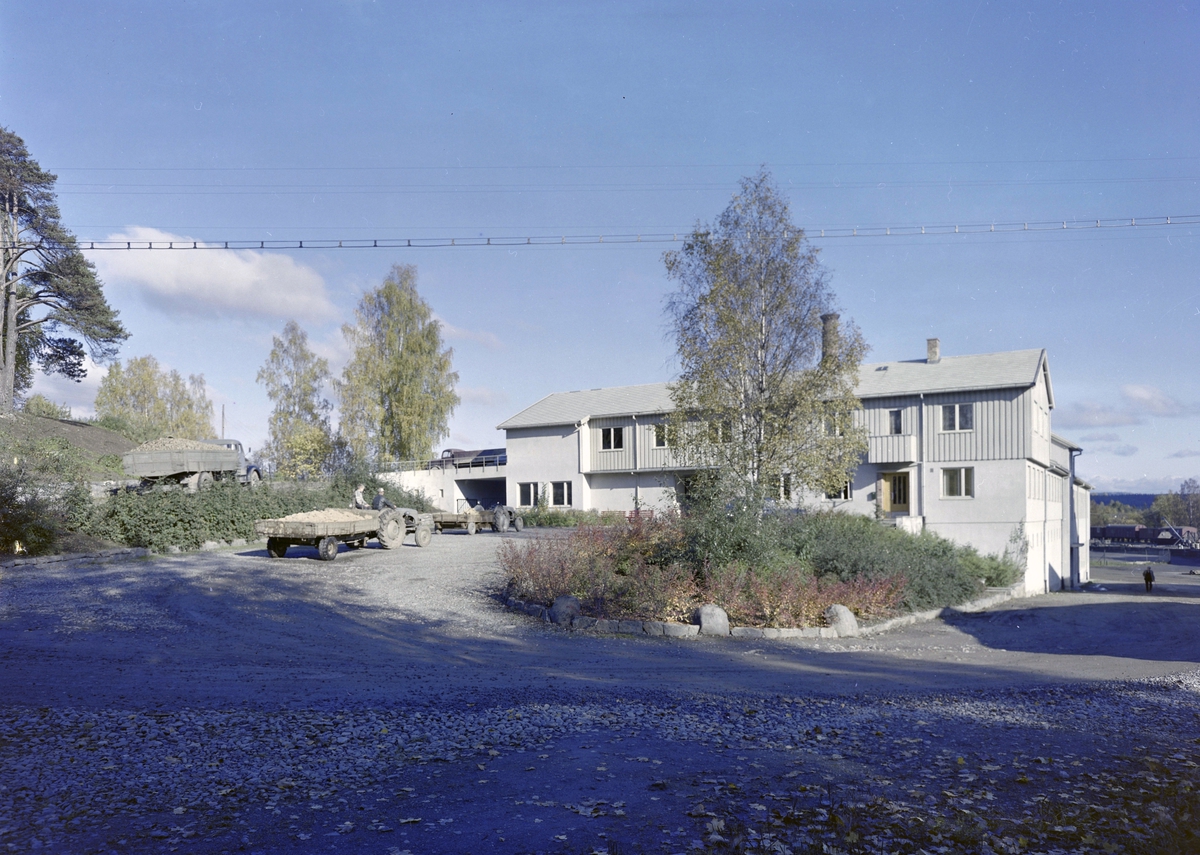 Brumunddal Potetmel- og Sagofabrikk, Brumunddal, Ringsaker.  Fabrikk, fabrikkarbeid, lastebiler med potetlass, levering av poteter.