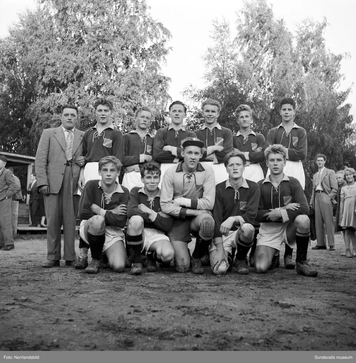 Expressens juniorcup i fotboll med lagbilder och spelarbilder. Ljunga IF, Rundvik, Ljusne och Kiruna. Okänt var cupen spelades.