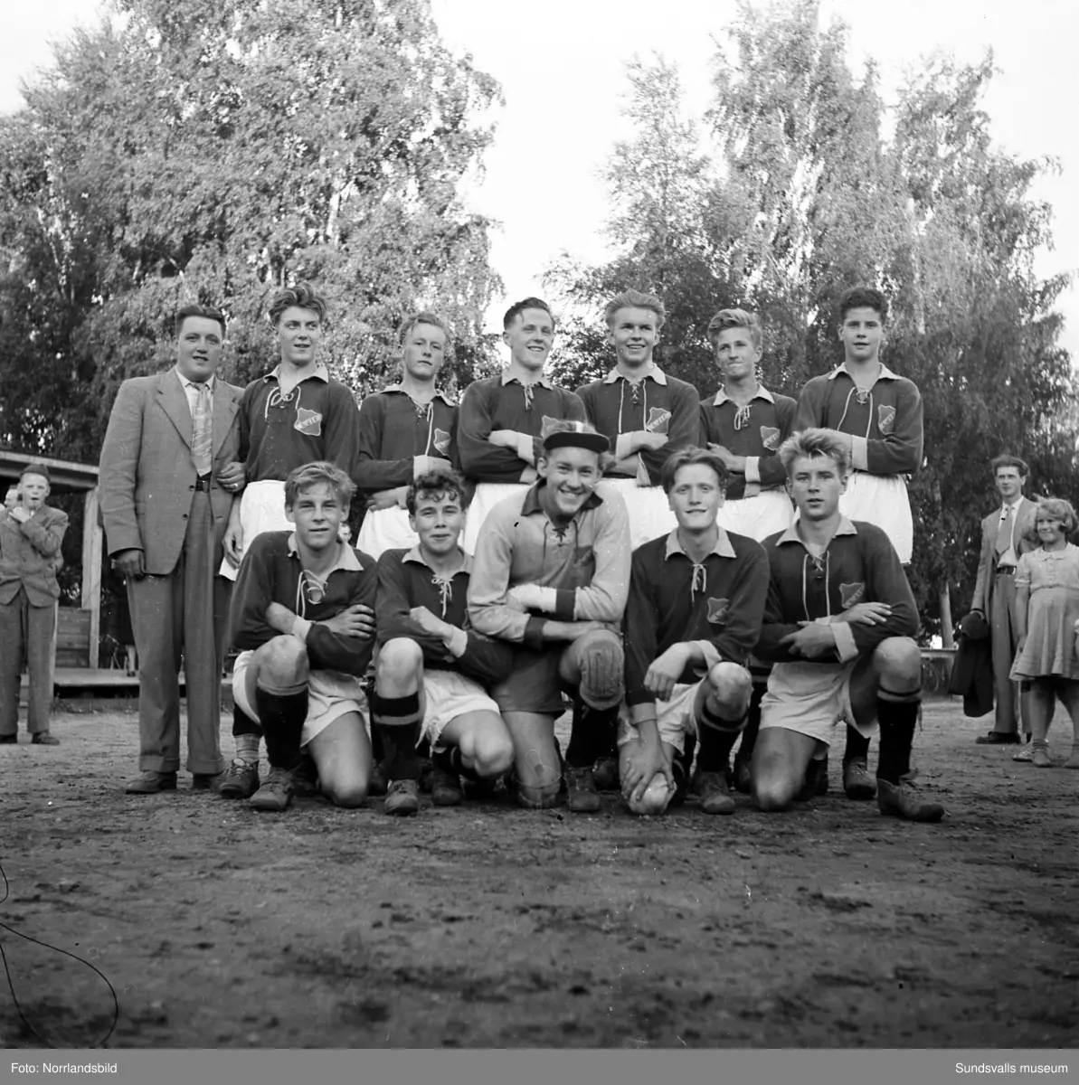 Expressens juniorcup i fotboll med lagbilder och spelarbilder. Ljunga IF, Rundvik, Ljusne och Kiruna. Okänt var cupen spelades.