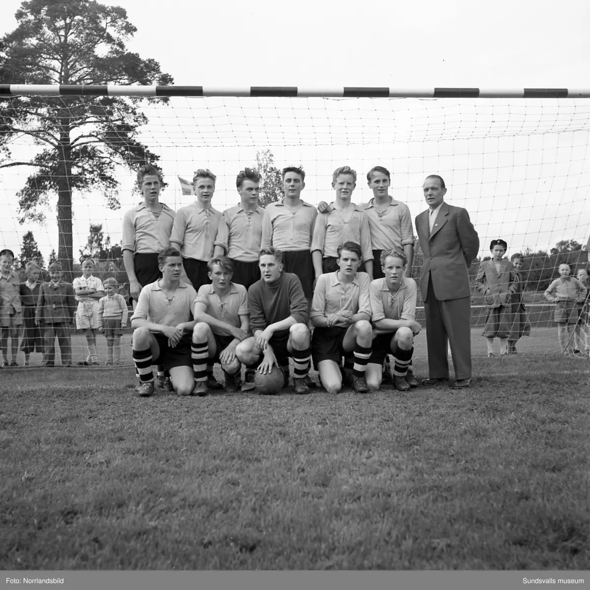 Expressens juniorcup i fotboll med lagbilder och spelarbilder. Ljunga IF, Rundvik, Ljusne och Kiruna. Okänt var cupen spelades.