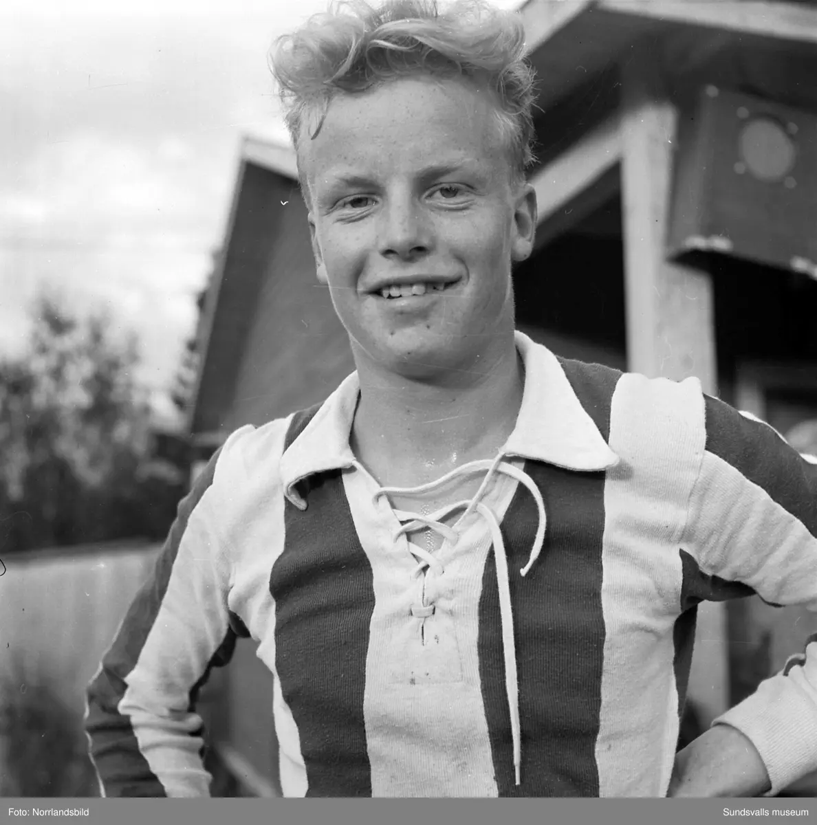 Expressens juniorcup i fotboll med lagbilder och spelarbilder. Ljunga IF, Rundvik, Ljusne och Kiruna. Okänt var cupen spelades.